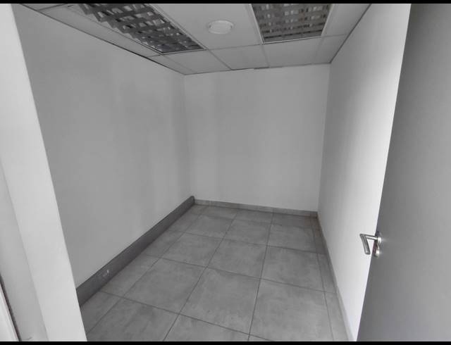 1,011M² OFFICE TO LET IN HALFWAY GARDENS